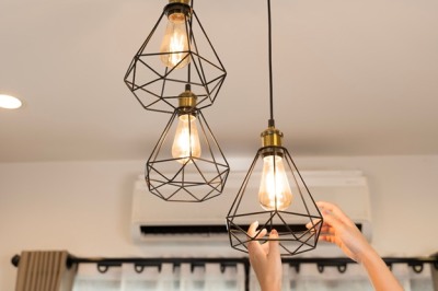 Πώς να Δημιουργήσεις Ατμοσφαιρικό Σαλόνι με Γραμμικά Φωτιστικά