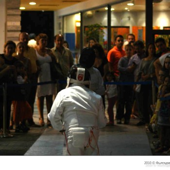 Επίδειξη ξιφασκίας της ΓΕΗ στο Talos Plaza