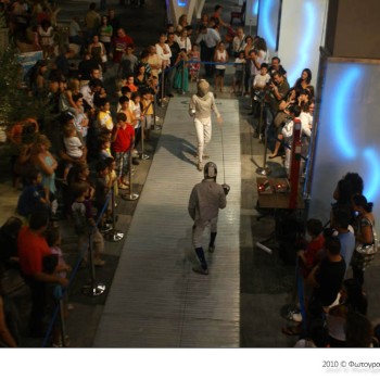 Επίδειξη ξιφασκίας της ΓΕΗ στο Talos Plaza