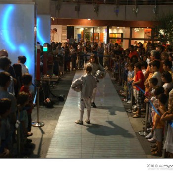 Επίδειξη ξιφασκίας της ΓΕΗ στο Talos Plaza