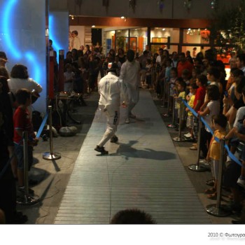 Επίδειξη ξιφασκίας της ΓΕΗ στο Talos Plaza