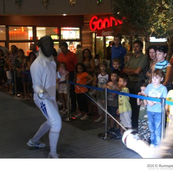 Επίδειξη ξιφασκίας της ΓΕΗ στο Talos Plaza