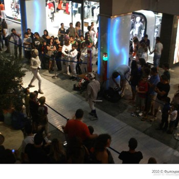 Επίδειξη ξιφασκίας της ΓΕΗ στο Talos Plaza