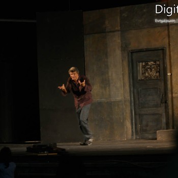 Ο caveman στο κηποθέατρο