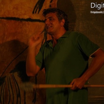 Ο caveman στο κηποθέατρο