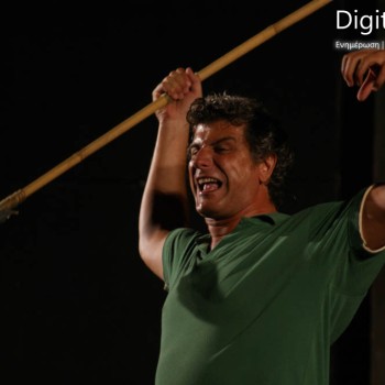 Ο caveman στο κηποθέατρο