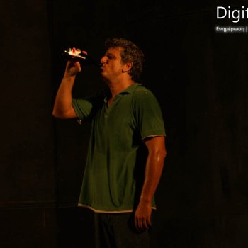 Ο caveman στο κηποθέατρο